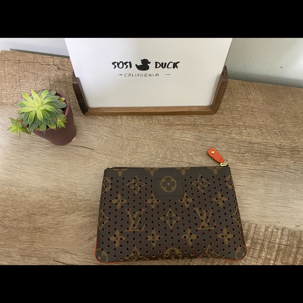 Perforated Pochette Plat - Picture 2 of 13